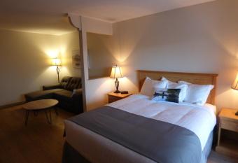 Ch  teau Logue Hotel has rooms with a private hot tub