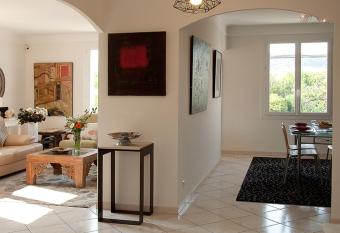 Appartement d artiste allows 18 year olds to book a room