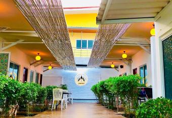 Koh Larn White House has Balcony rooms