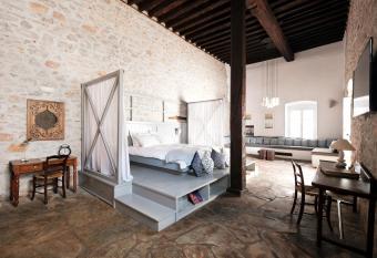 Keresbino Hydra allows 18 year olds to book a room