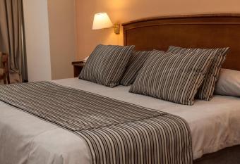 Casa Real Hotel has rooms with a private hot tub