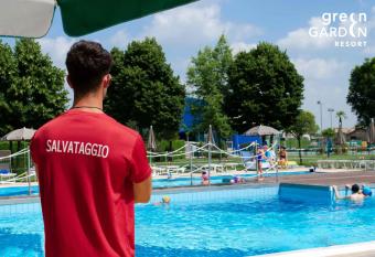 GREEN GARDEN Resort - Smart Hotel allows 18 year olds to book a room