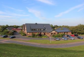 Deichhotel Grube allows 18 year olds to book a room