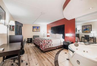 Red Roof Inn & Suites Macon has rooms with a private hot tub
