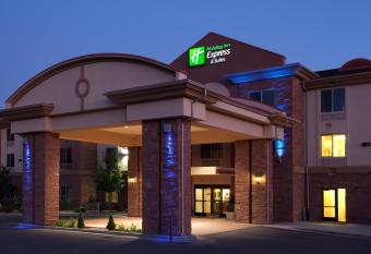 Holiday Inn Express & Suites Kanab By IHG has rooms with a private hot tub