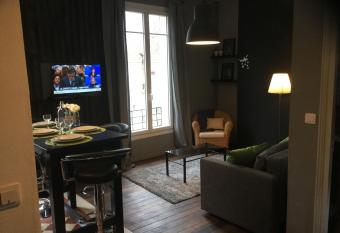 R  sidence Champs Bouillant allows 18 year olds to book a room