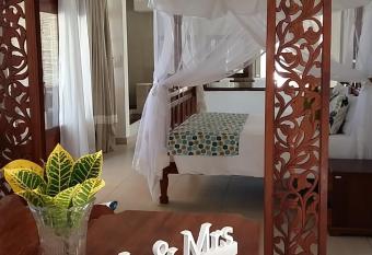 Hillpark Amare Resort has rooms with a private hot tub