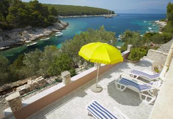 Villa Bistrana - 15m from sea has Smoking/Balcony rooms