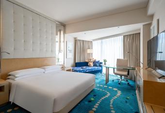 Renaissance Shanghai Yu Garden Hotel has rooms with a private hot tub