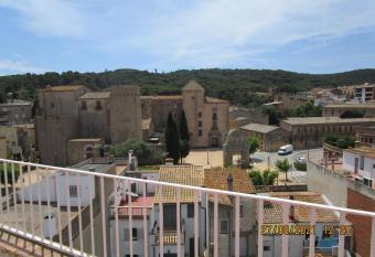 Hotel Ges  ria Porta Ferrada allows 18 year olds to book a room