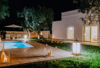 Masseria Muntibianchi AgriResort has rooms with a private hot tub
