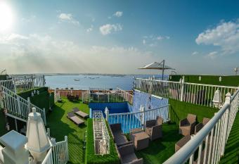 Golden Garden Al Corniche allows 18 year olds to book a room