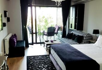 Romantic Studio Mamaia allows 18 year olds to book a room