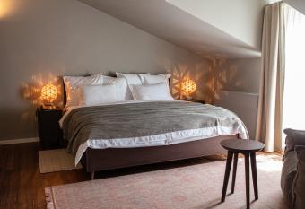 Boutique Hotel Bo  kinac has rooms with a private hot tub