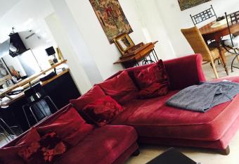 La Roman  e allows 18 year olds to book a room