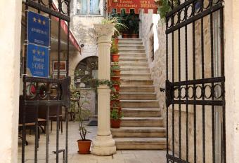 Villa Carrara has Balcony rooms