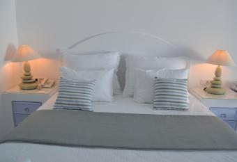 Maison Des Lys - Luxury Suites has rooms with a private hot tub