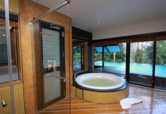The IBNII - Eco Luxury Resort has rooms with a private hot tub