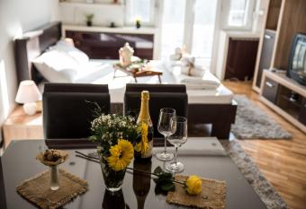 Balkan-inn Parlament apartment has Smoking/Balcony rooms