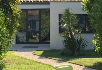 Le Cherche Midi, entre N  mes, le Pont du Gard, Uz  s, Arles allows 18 year olds to book a room