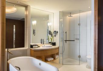 Renaissance Shanghai Putuo Hotel allows 18 year olds to book a room