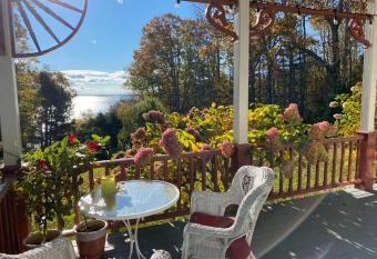 Victorian by the Sea has Balcony rooms