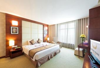 Muong Thanh Grand Hanoi Hotel has rooms with a private hot tub