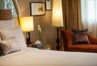 Renaissance Shanghai Pudong Hotel has rooms with a private hot tub