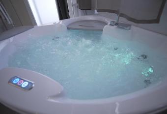 Hotel Royal - Beauty & Spa has rooms with a private hot tub