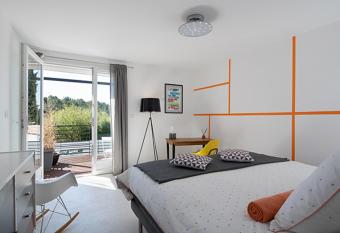 Mise en Sc  ne has rooms with a private hot tub