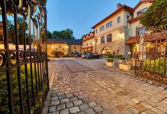 Folwark Stara Winiarnia allows 18 year olds to book a room