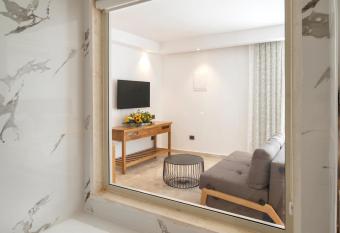 Ramon Suites by Smart Hotels has rooms with a private hot tub