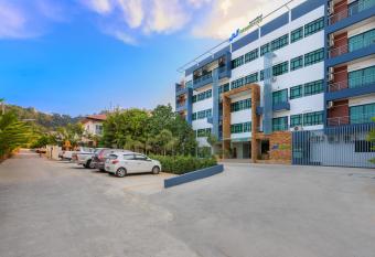 JJ Residence Phuket Town has Balcony rooms