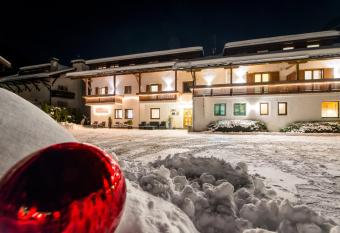 Garni Niederbacher has Balcony rooms