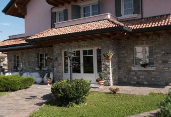 T AMI Hotel Resort Spa allows 18 year olds to book a room