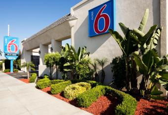 Motel 6-Costa Mesa, CA - Newport Beach has Smoking rooms