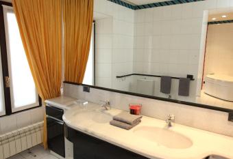 Il Castello B&B has rooms with a private hot tub