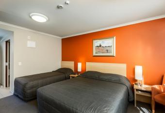 Queenstown Motel Apartments has Balcony rooms
