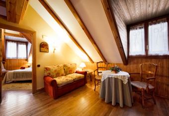 Hotel Ciria has rooms with a private hot tub