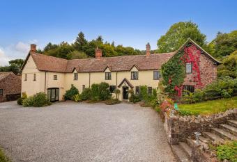 Castle Of Comfort Hotel allows 18 year olds to book a room