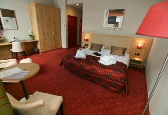 Hotel Verviers Van der Valk has rooms with a private hot tub