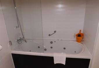 Hotel Le Parisien allows 18 year olds to book a room