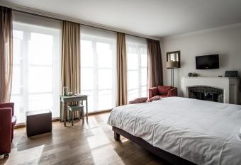 Hotel de la Paix has Balcony rooms