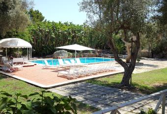 Resort Villa Isola B&B allows 18 year olds to book a room