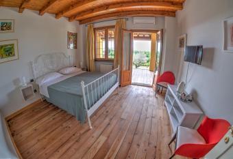 Agriturismo Villa Antonella has rooms with a private hot tub