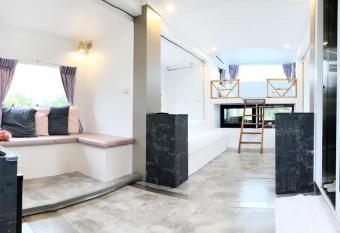 Artisan Hostel has Balcony rooms