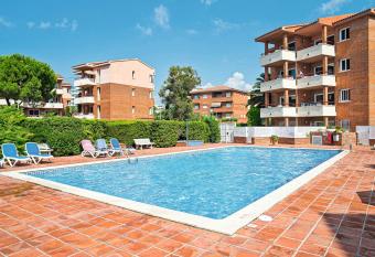 Pierre & Vacances Comarruga allows 18 year olds to book a room