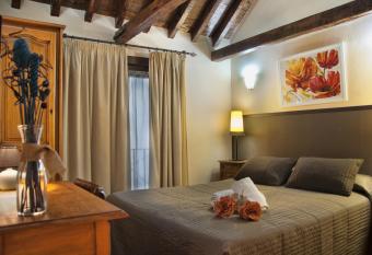 Hostal Alfonso XII has Balcony rooms