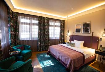 Boutique Hotel Poppenb  tteler Hof allows 18 year olds to book a room