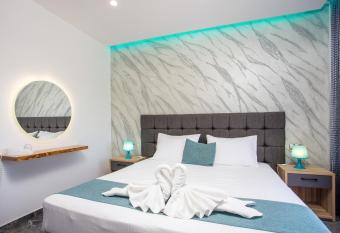 Platoni Elite has Balcony rooms